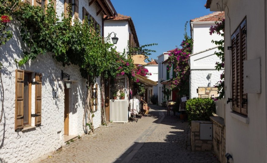 Ege’nin Huzur Dolu Kasabaları: Taş Evler ve Çiçekli Sokaklar